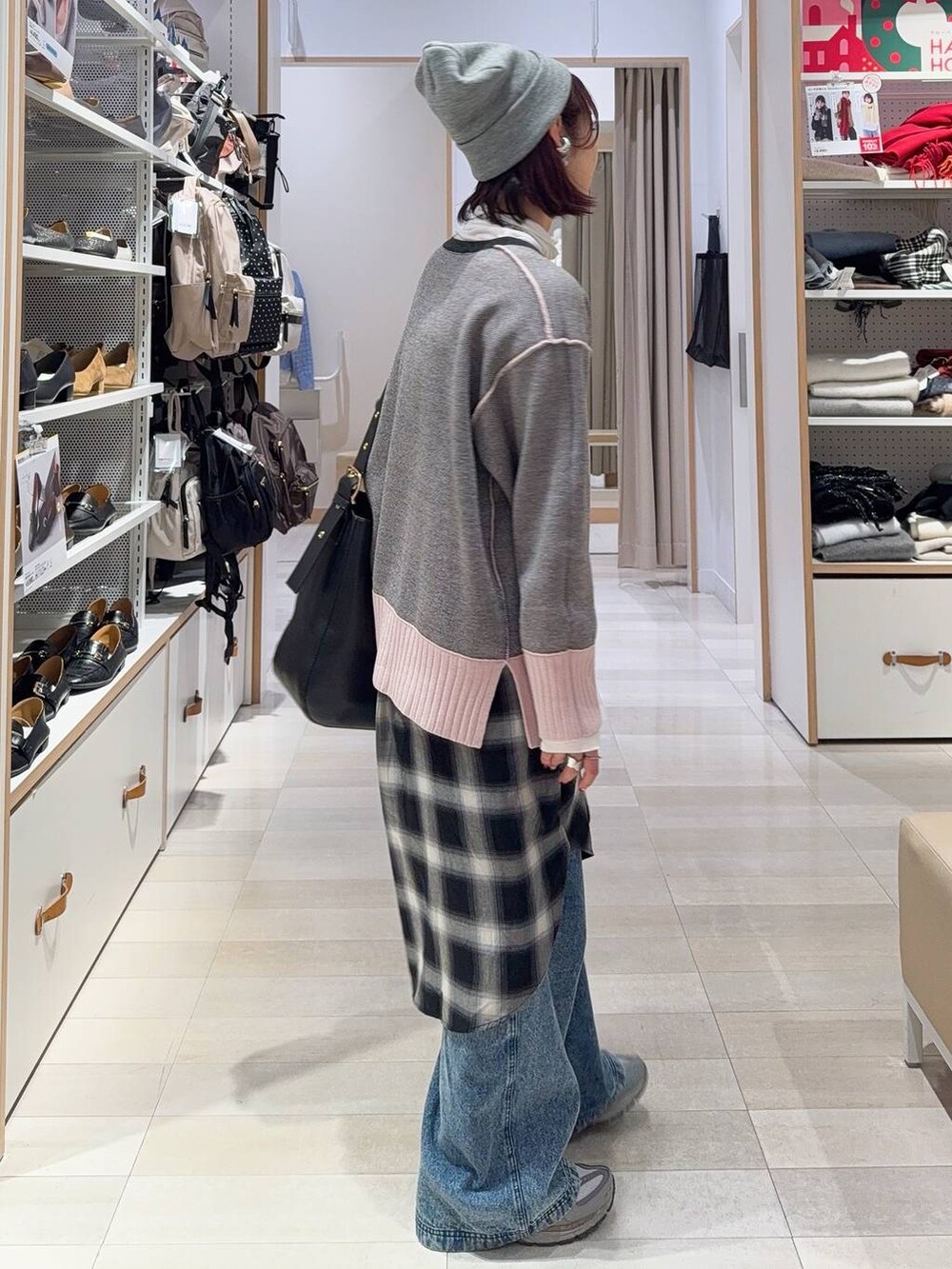 ブラック系のショルダーバッグ、ブラック系のその他アウター、ブラック系のシャツ/ブラウスを着用したレディースの冬コーディネートの8枚目の写真