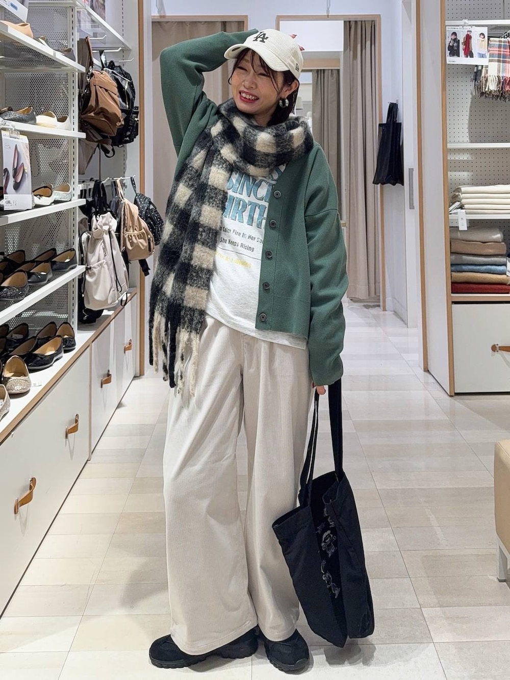 グリーン系のカーディガン/ボレロ、グレー系のその他パンツ、グレー系のトートバッグを着用したレディースの秋コーディネートの2枚目の写真