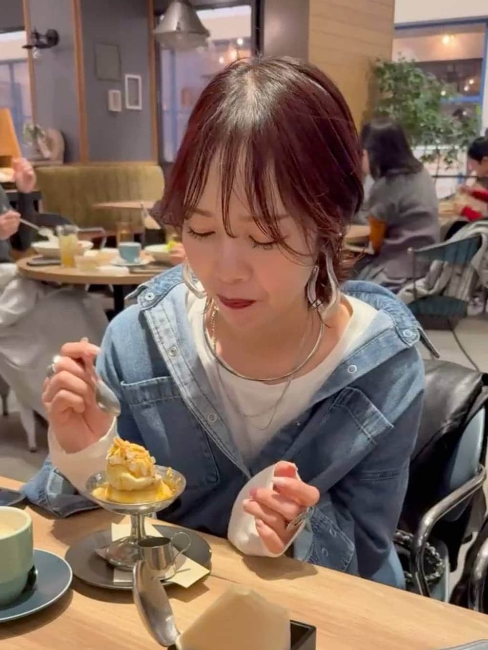 グレー系のスカート、ホワイト系のTシャツ/カットソー、ブルー系のシャツ/ブラウスを着用したレディースの冬コーディネートの3枚目の写真