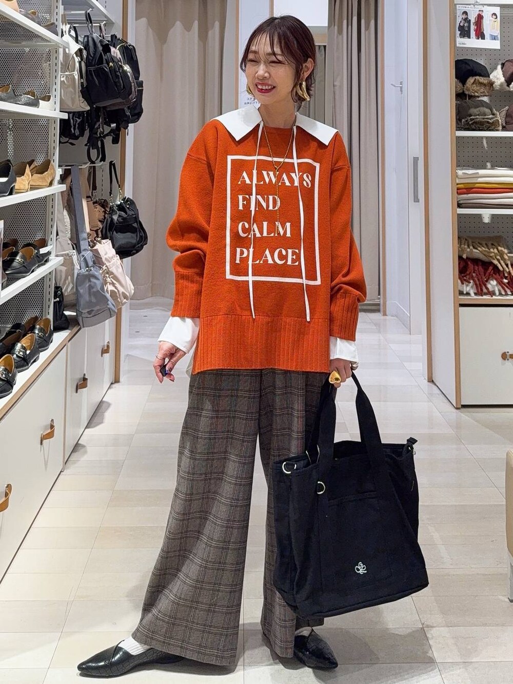 ブラック系のワンピース、ゴールド系のチョーカー、ブラック系のその他ヘアアクセサリーを着用したレディースの冬コーディネートの6枚目の写真