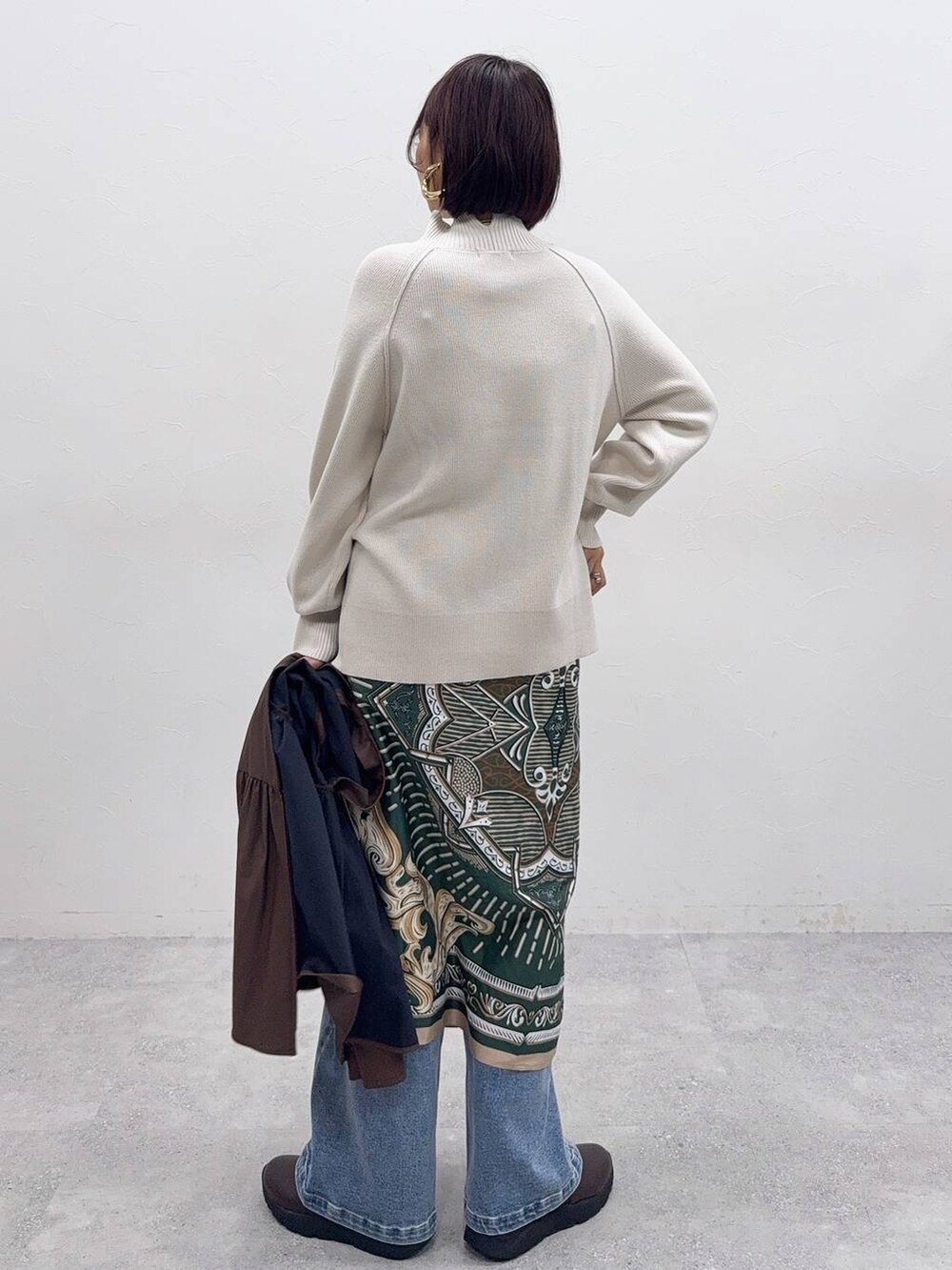 ブラウン系のブーツ、グリーン系のバンダナ/スカーフを着用したレディースの秋コーディネートの6枚目の写真