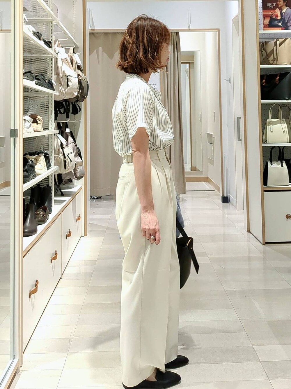 ホワイト系のその他パンツ、ブラック系のその他シューズ、ブラック系のショルダーバッグを着用したレディースの春コーディネートの5枚目の写真