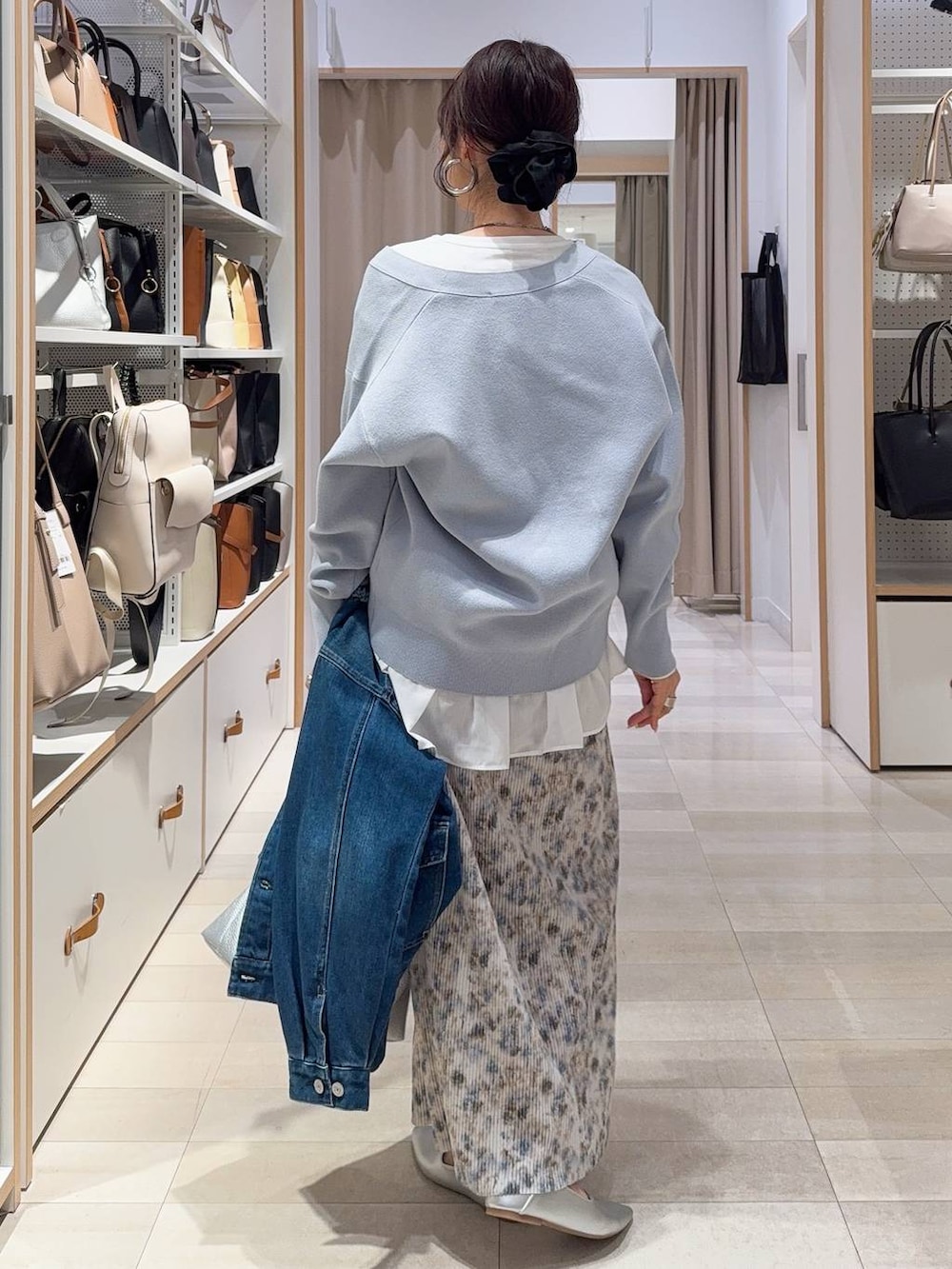 シルバー系のパンプス、ホワイト系のTシャツ/カットソー、ブルー系のデニムジャケットを着用したレディースの冬コーディネートの7枚目の写真