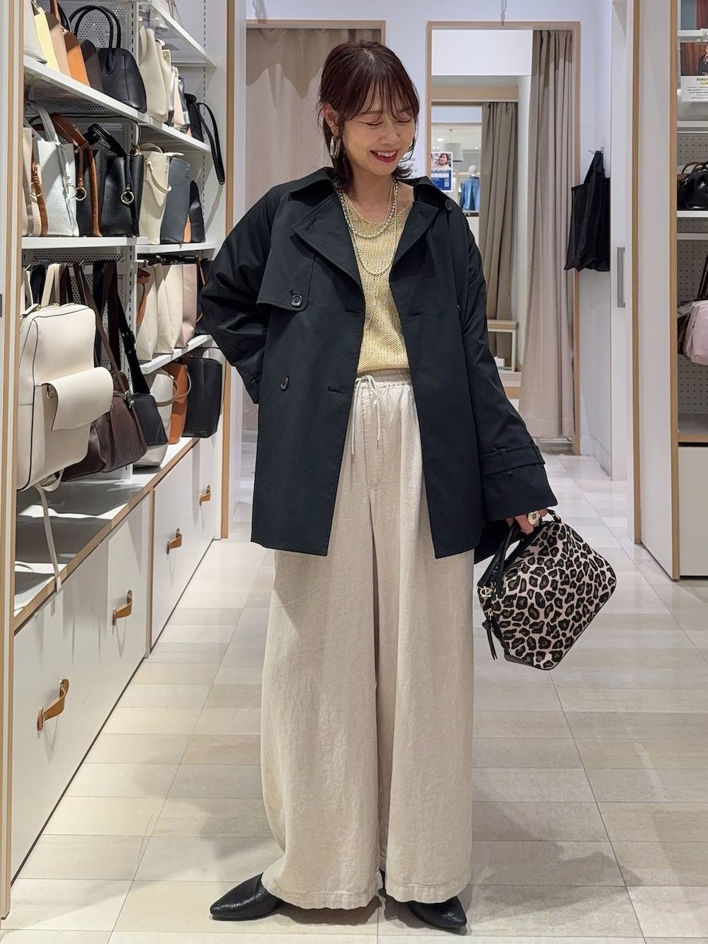 その他のショルダーバッグ、ブラック系のパンプス、ホワイト系のその他パンツを着用したレディースの春コーディネートの2枚目の写真