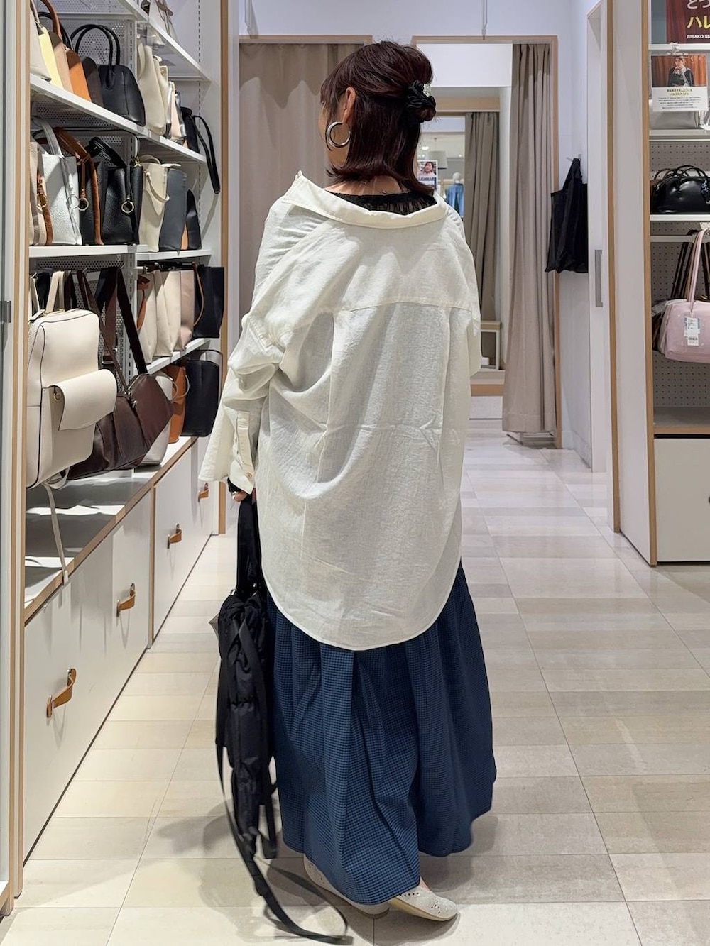 ブラック系のTシャツ/カットソー、ホワイト系のシャツ/ブラウス、シルバー系のパンプスを着用したレディースの春コーディネートの5枚目の写真