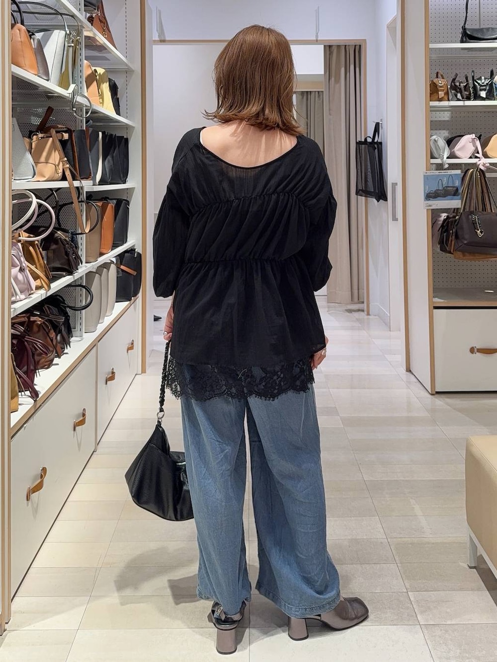 その他のパンプス、ホワイト系のキャミソール、ブラック系のカーディガン/ボレロを着用したレディースの春コーディネートの6枚目の写真