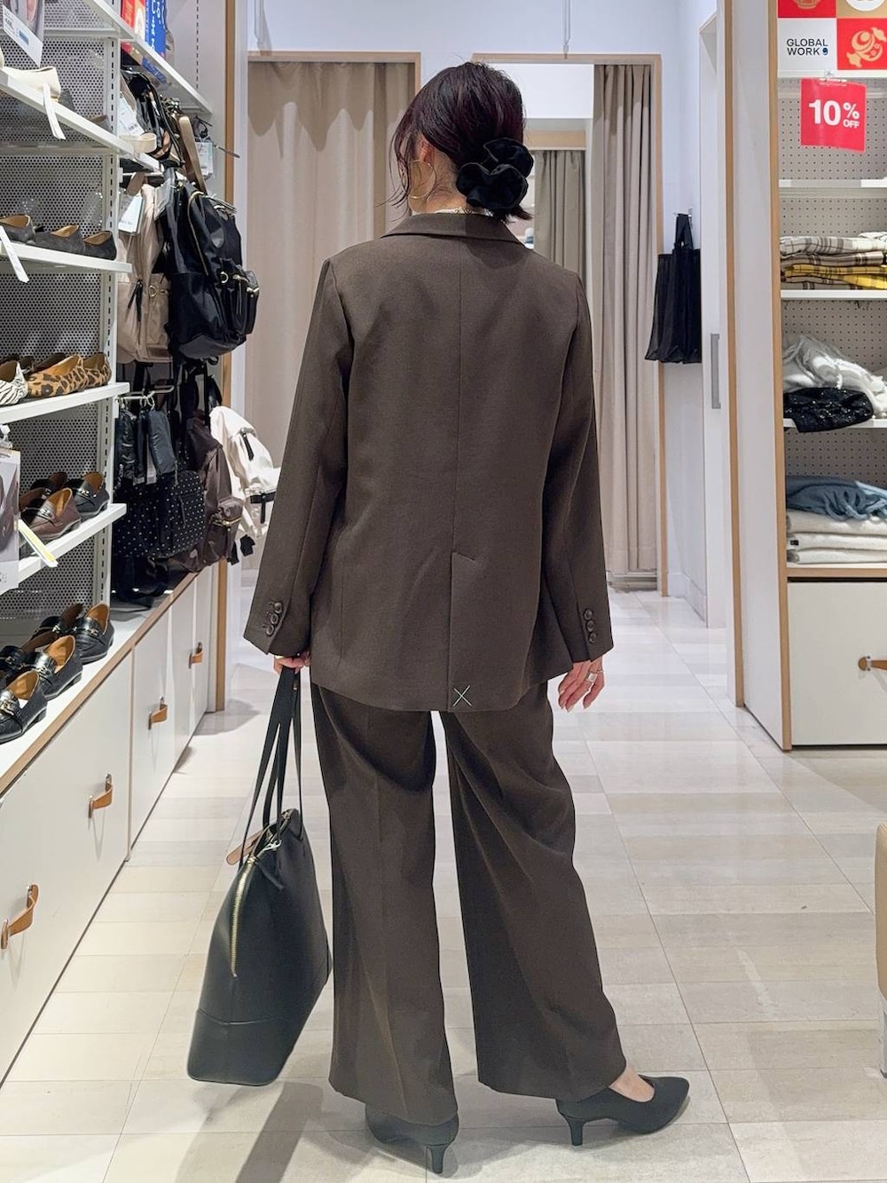 ブラック系のパンプス、ブラック系のシャツ/ブラウス、ブラウン系のテーラードジャケットを着用したレディースの冬コーディネートの4枚目の写真