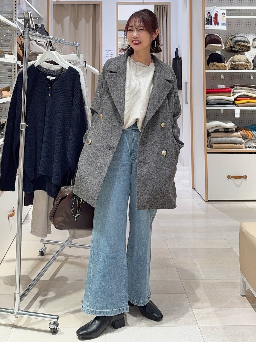 グレー系のチェスターコート、ブラック系のその他パンツ、ホワイト系のTシャツ/カットソーを着用したレディースの冬コーディネートの5枚目の写真