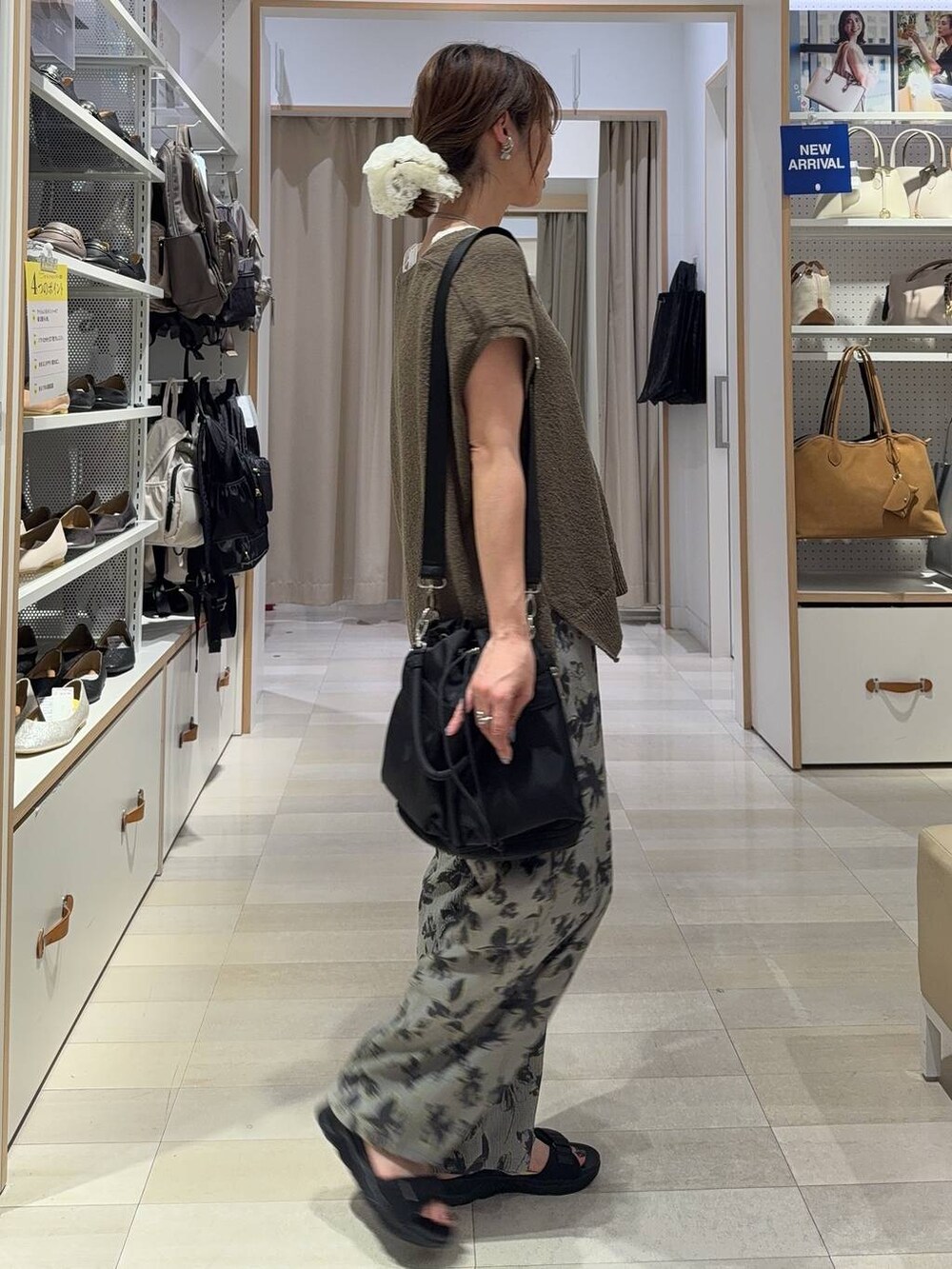 ブラック系のショルダーバッグ、ブラック系のサンダル、グレー系のその他パンツを着用したレディースの夏コーディネートの4枚目の写真