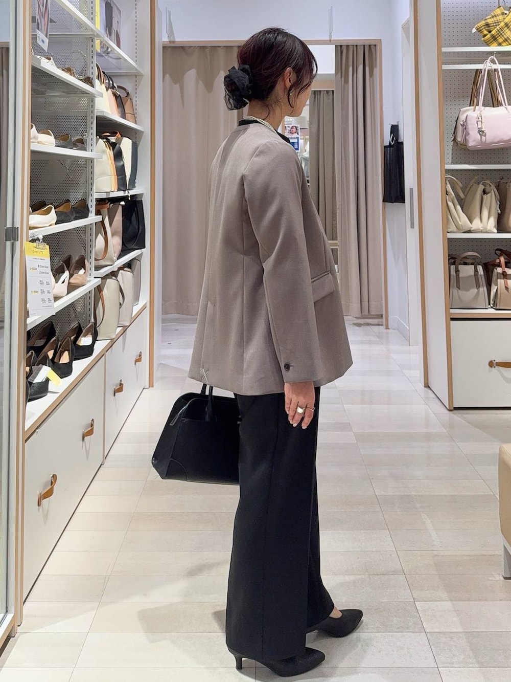 ブラック系のパンプス、ブラック系のショルダーバッグ、ブラック系のその他パンツを着用したレディースの冬コーディネートの4枚目の写真