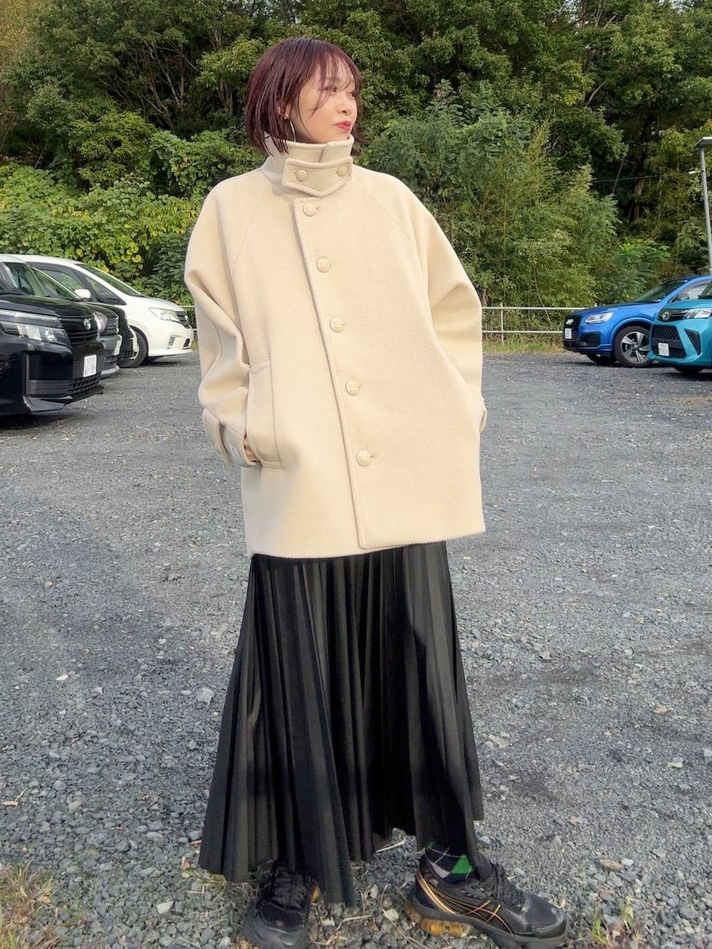 ブルー系のシャツ/ブラウス、グレー系のスウェット、ブラック系のスカートを着用したレディースの秋コーディネートの3枚目の写真