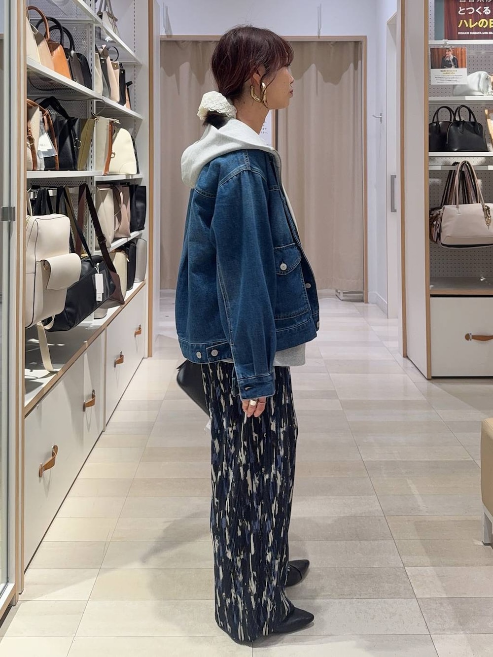 ブラック系のショルダーバッグ、ブラック系のパンプス、グレー系のパーカーを着用したレディースの春コーディネートの7枚目の写真