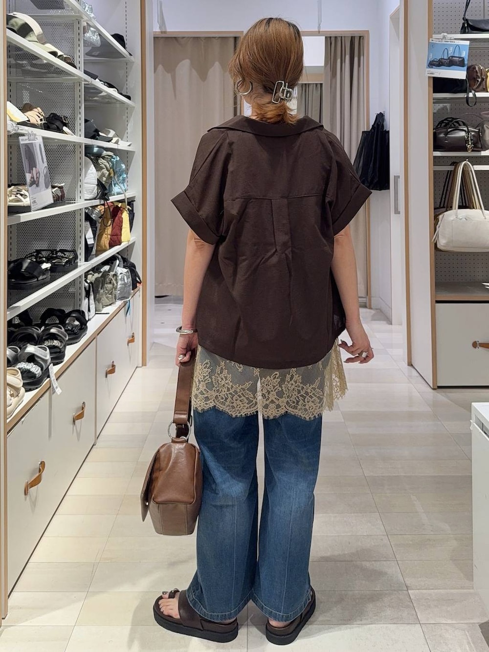 ブルー系のデニムパンツ、ホワイト系のタンクトップ、ブラウン系のシャツ/ブラウスを着用したレディースの春コーディネートの6枚目の写真