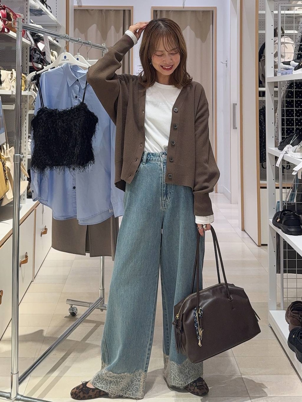その他のバレエシューズ、ブラウン系のボストンバッグ、ブラウン系のカーディガン/ボレロを着用したレディースの秋コーディネートの2枚目の写真