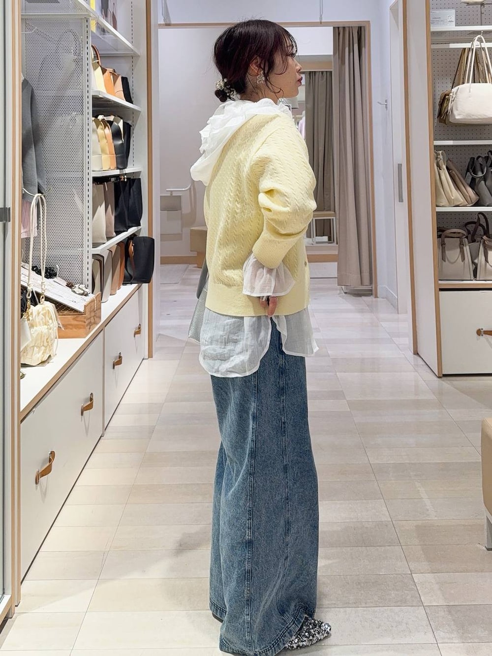 ホワイト系のシャツ/ブラウス、ホワイト系のステンカラーコート、イエロー系のカーディガン/ボレロを着用したレディースの冬コーディネートの8枚目の写真