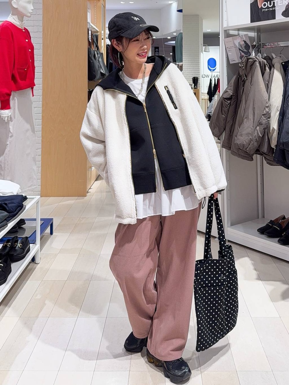 ブラック系のトートバッグ、ホワイト系のブルゾン、ピンク系のその他パンツを着用したレディースの冬コーディネートの2枚目の写真