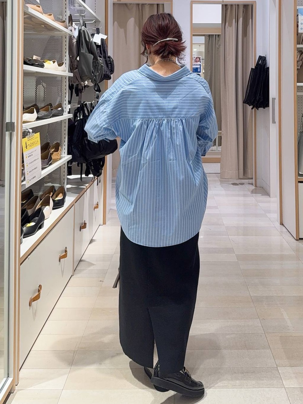 ブラック系のローファー、ブラウン系のボストンバッグ、ブラック系のスウェットを着用したレディースの秋コーディネートの7枚目の写真