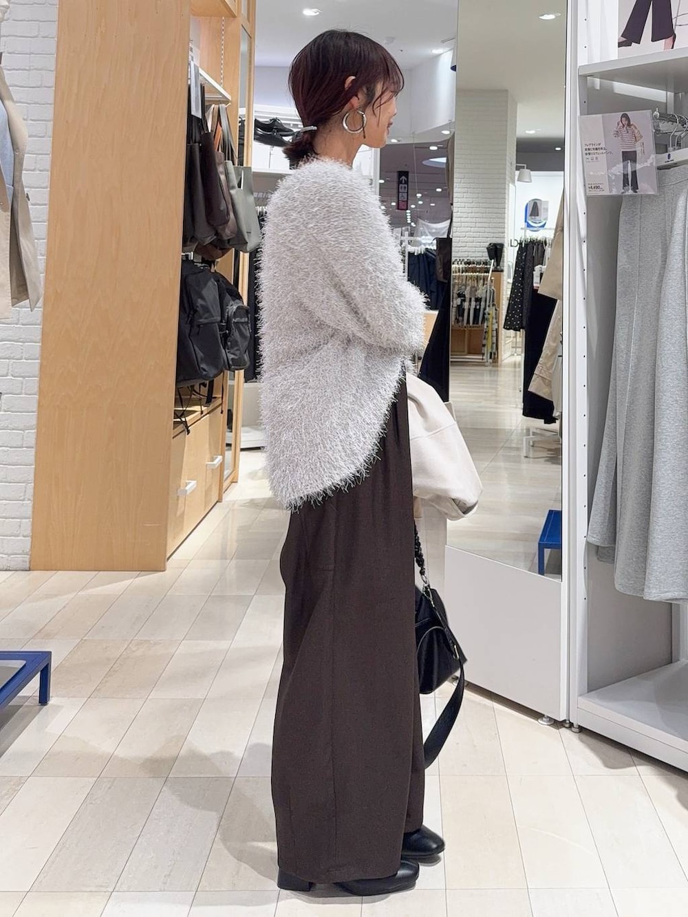 ブラック系のブーツ、ベージュ系のテーラードジャケット、ブラウン系のその他パンツを着用したレディースの冬コーディネートの6枚目の写真