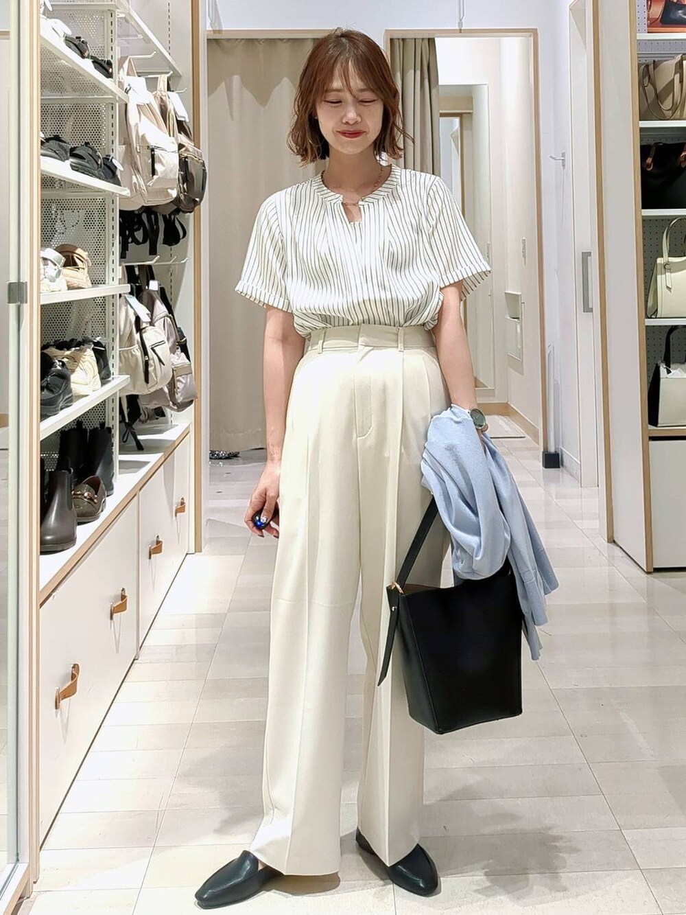 ホワイト系のその他パンツ、ブラック系のその他シューズ、ブラック系のショルダーバッグを着用したレディースの春コーディネートの2枚目の写真