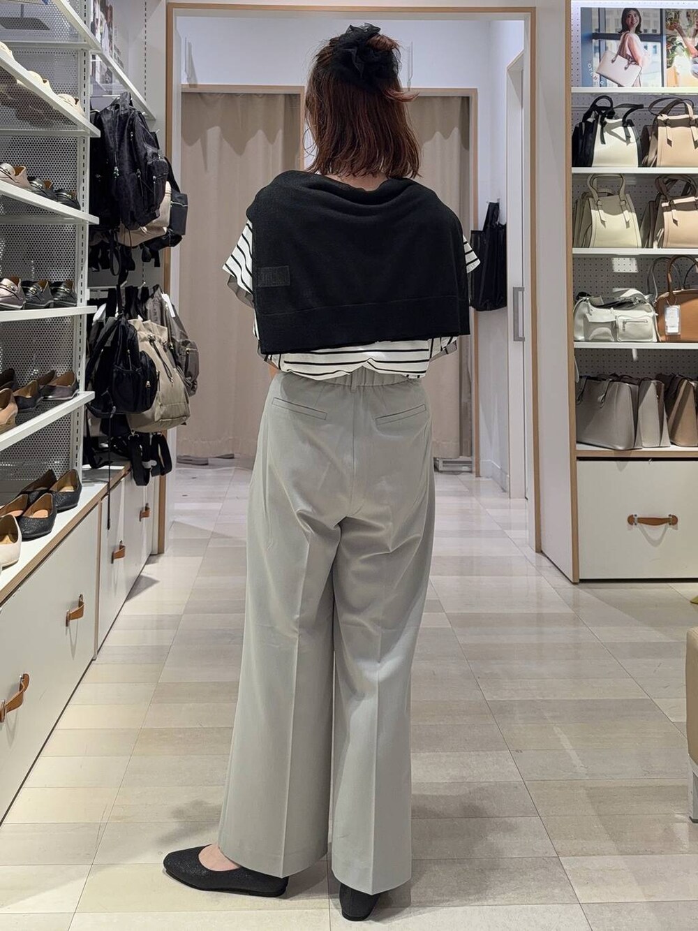 ブラック系のパンプス、ブラック系のショルダーバッグ、グレー系のその他パンツを着用したレディースの夏コーディネートの4枚目の写真