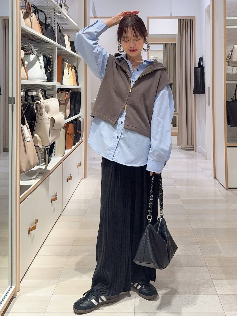 ホワイト系のTシャツ/カットソー、ブラック系のパーカー、ホワイト系のキャミソールを着用したレディースの冬コーディネートの5枚目の写真