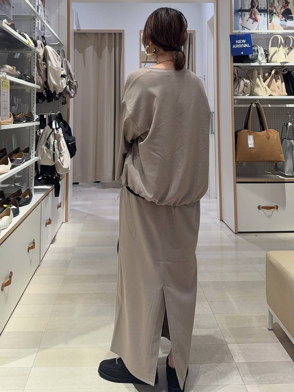 ブラック系のローファー、ブラック系のショルダーバッグ、ブラック系のTシャツ/カットソーを着用したレディースの夏コーディネートの6枚目の写真