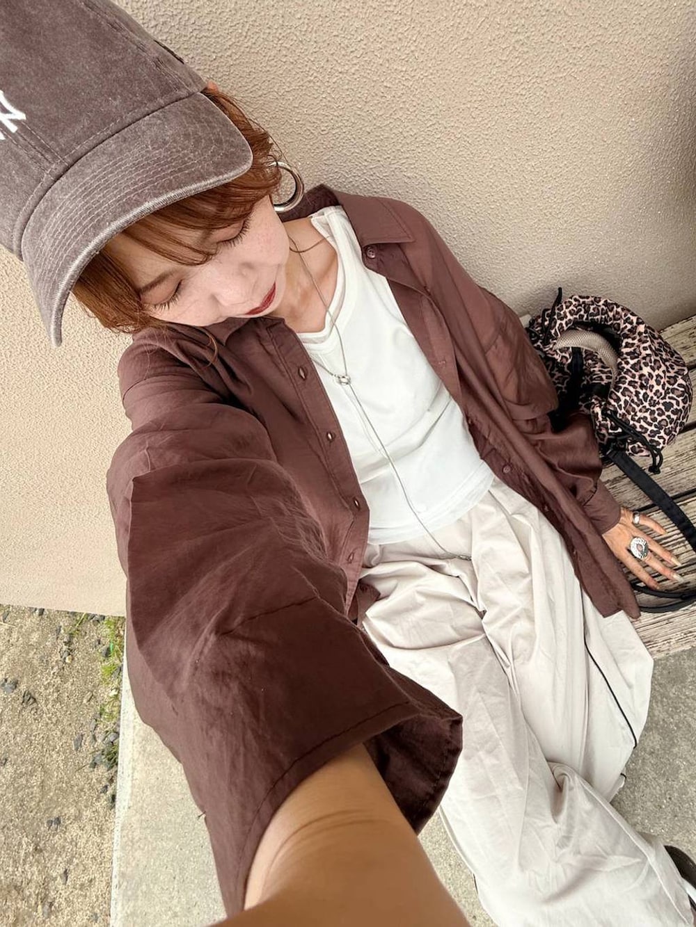 ベージュ系のその他パンツ、ブラウン系のシャツ/ブラウス、ホワイト系のTシャツ/カットソーを着用したレディースの春コーディネートの2枚目の写真