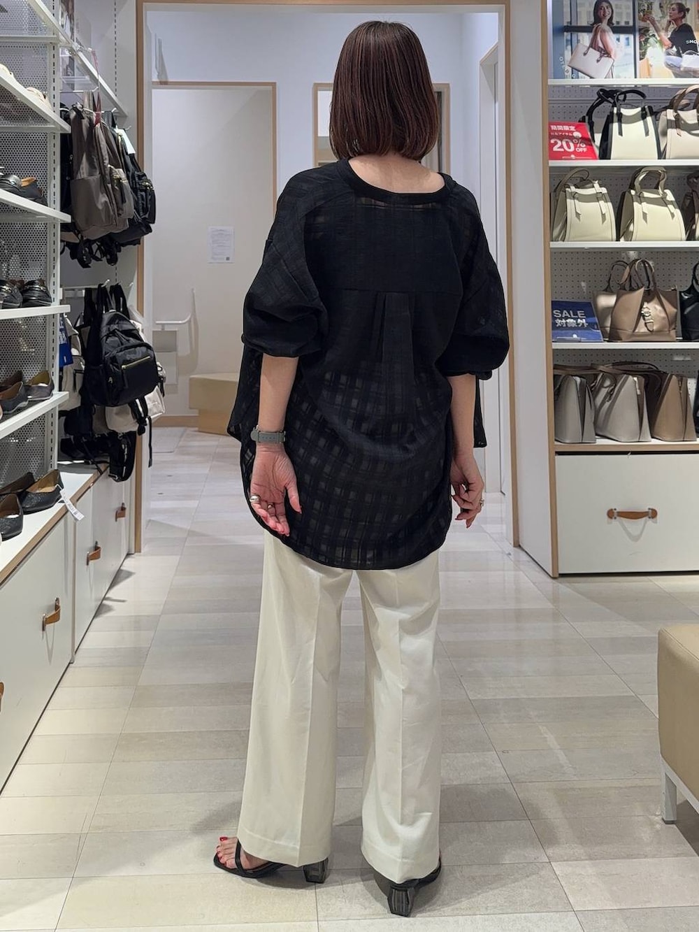 ホワイト系のその他パンツ、ブラック系のタンクトップ、ブラック系のサンダルを着用したレディースの春コーディネートの4枚目の写真