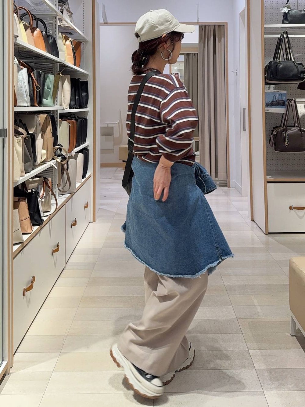 ベージュ系のその他パンツ、ブルー系のシャツ/ブラウス、ブラウン系のTシャツ/カットソーを着用したレディースの春コーディネートの6枚目の写真