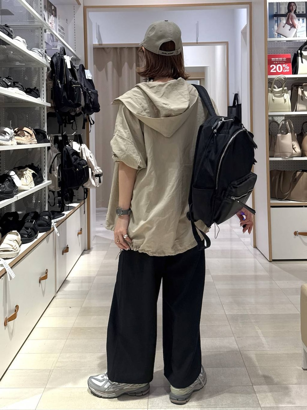 「ママコーデ、きれいめ、GLOBAL WORK、ベーシック/シンプル、着痩せ・細見え、体型カバー、カジュアル」｜「GLOBAL WORKの撥水軽量12ポケットリュック/234512（バックパック/リュック、ブラック系）」を使った、せこ子さん（レディース・159cm）の春コーディネートの5枚目の写真