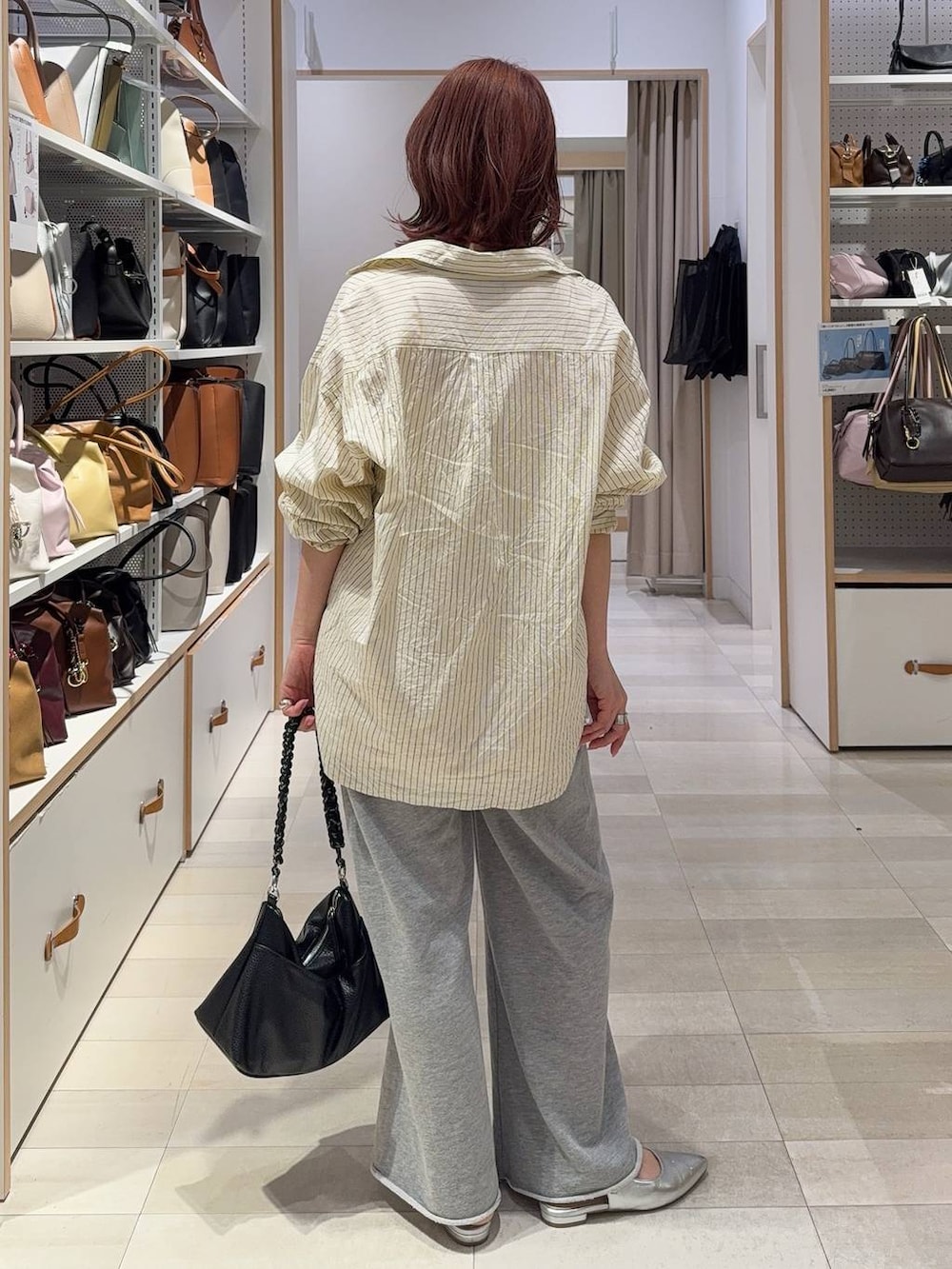 イエロー系のシャツ/ブラウス、ホワイト系のキャミソール、グレー系のスウェットパンツを着用したレディースの春コーディネートの7枚目の写真