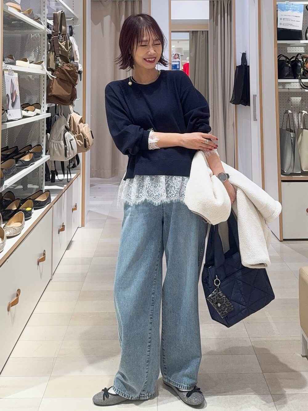 グレー系のブルゾン、グレー系のその他パンツ、ブラック系のボストンバッグを着用したレディースの秋コーディネートの5枚目の写真