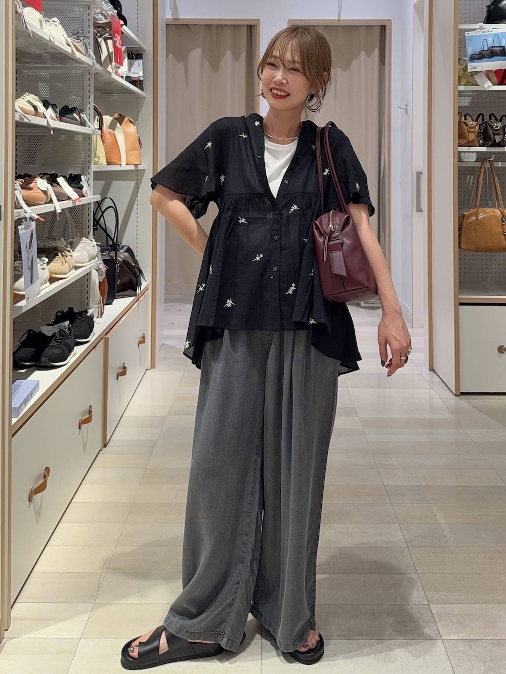 ブルー系のデニムパンツ、イエロー系のタンクトップ、ホワイト系のシャツ/ブラウスを着用したレディースの夏コーディネートの4枚目の写真