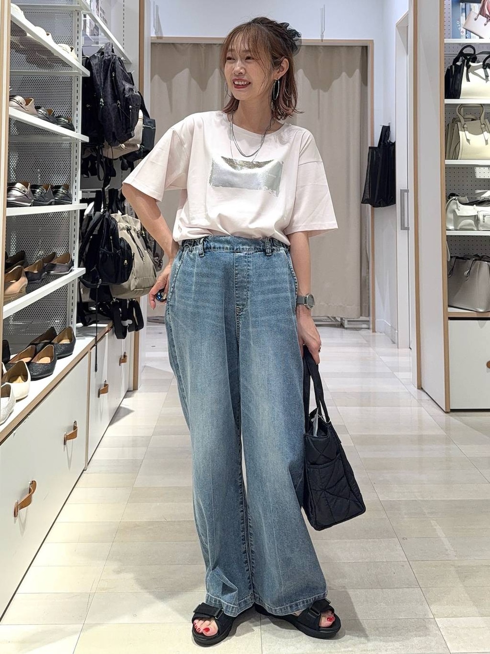 ピンク系のTシャツ/カットソー、ブラック系のトートバッグ、ブラック系のサンダルを着用したレディースの夏コーディネートの2枚目の写真