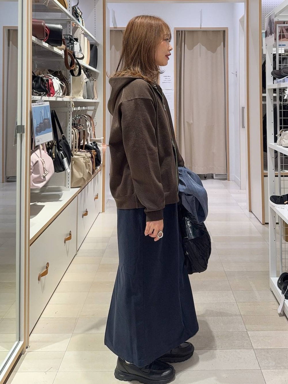 ホワイト系のTシャツ/カットソー、ブルー系のシャツ/ブラウス、ブルー系のスカートを着用したレディースの秋コーディネートの7枚目の写真