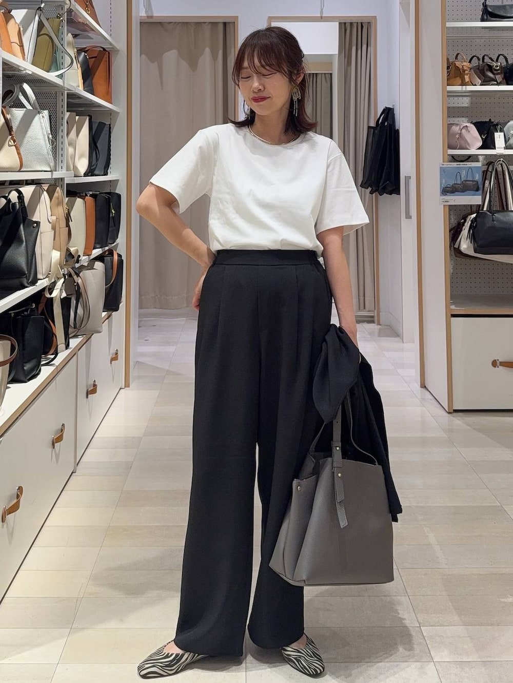 その他のパンプス、グレー系のハンドバッグ、ブラック系のその他パンツを着用したレディースの春コーディネートの2枚目の写真