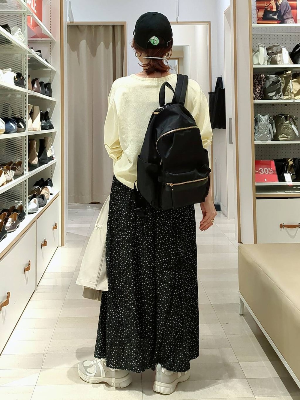 ブラック系のその他パンツ、ブラック系のショルダーバッグ、グレー系のパンプスを着用したレディースの春コーディネートの6枚目の写真