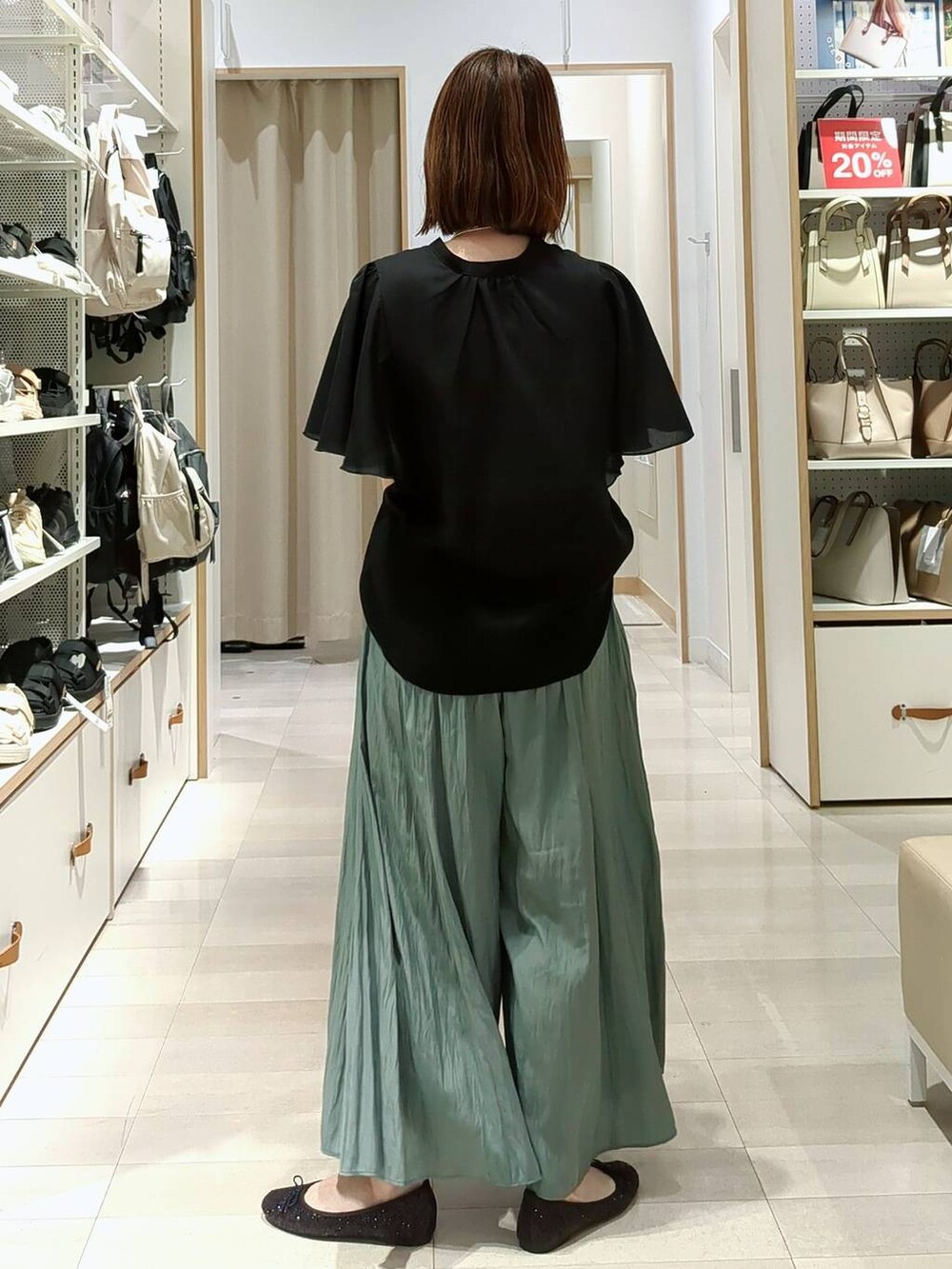 ブラック系のバレエシューズ、ブラック系のショルダーバッグ、ブラック系のシャツ/ブラウスを着用したレディースの春コーディネートの4枚目の写真