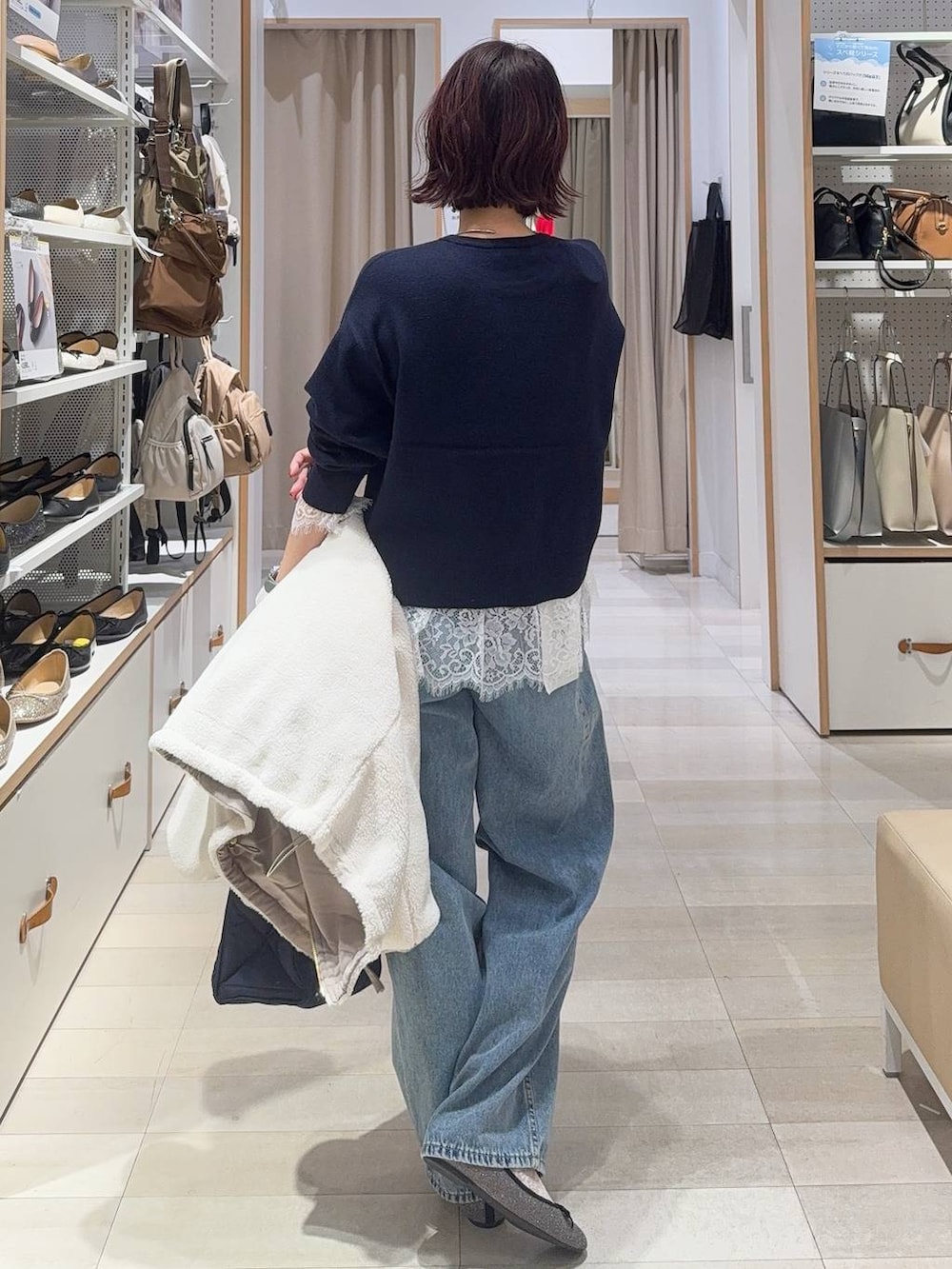 グレー系のバレエシューズ、ブルー系のトートバッグ、ホワイト系のブルゾンを着用したレディースの秋コーディネートの8枚目の写真