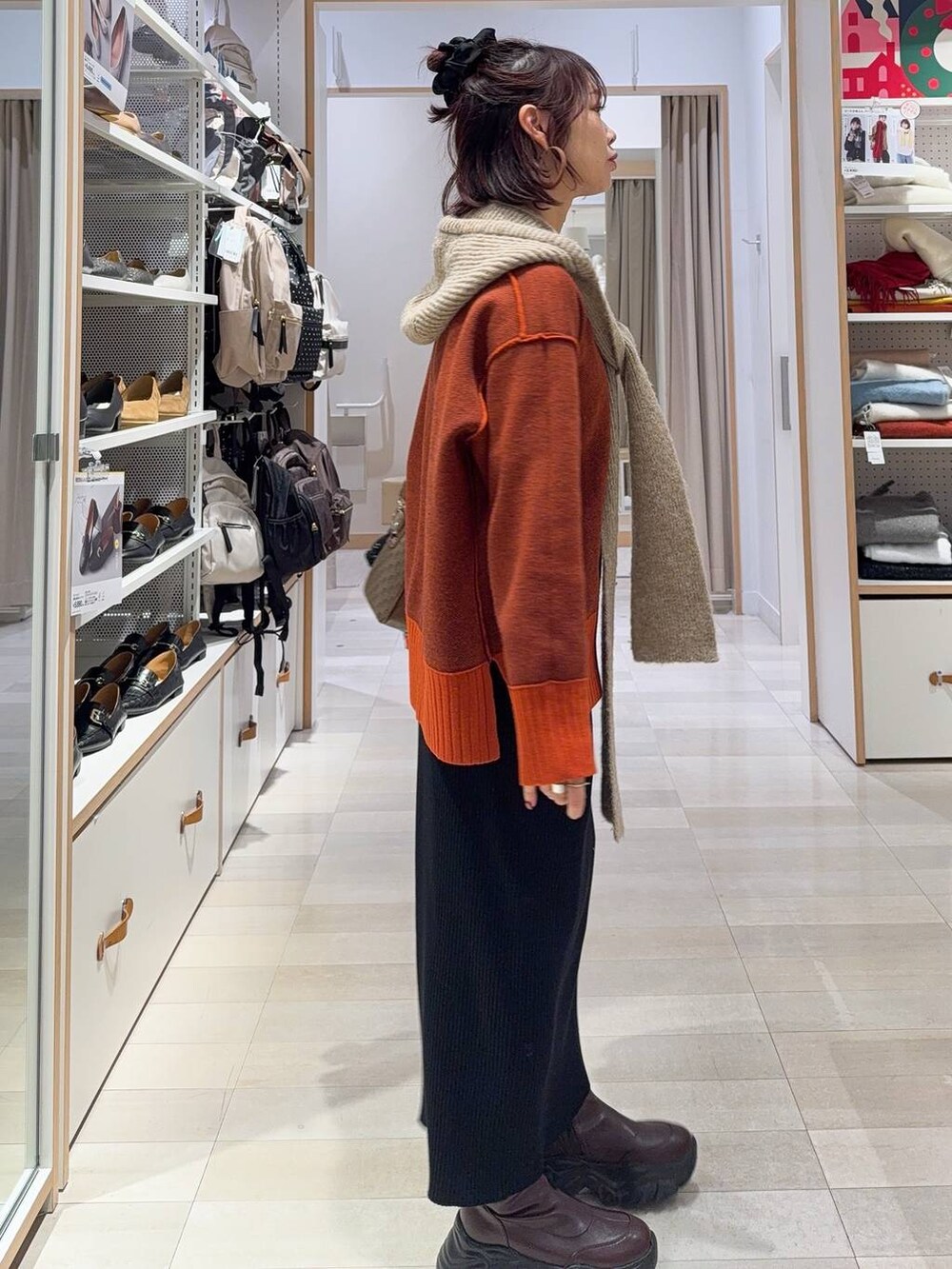 ブラック系のワンピース、ゴールド系のチョーカー、ブラック系のその他ヘアアクセサリーを着用したレディースの冬コーディネートの8枚目の写真