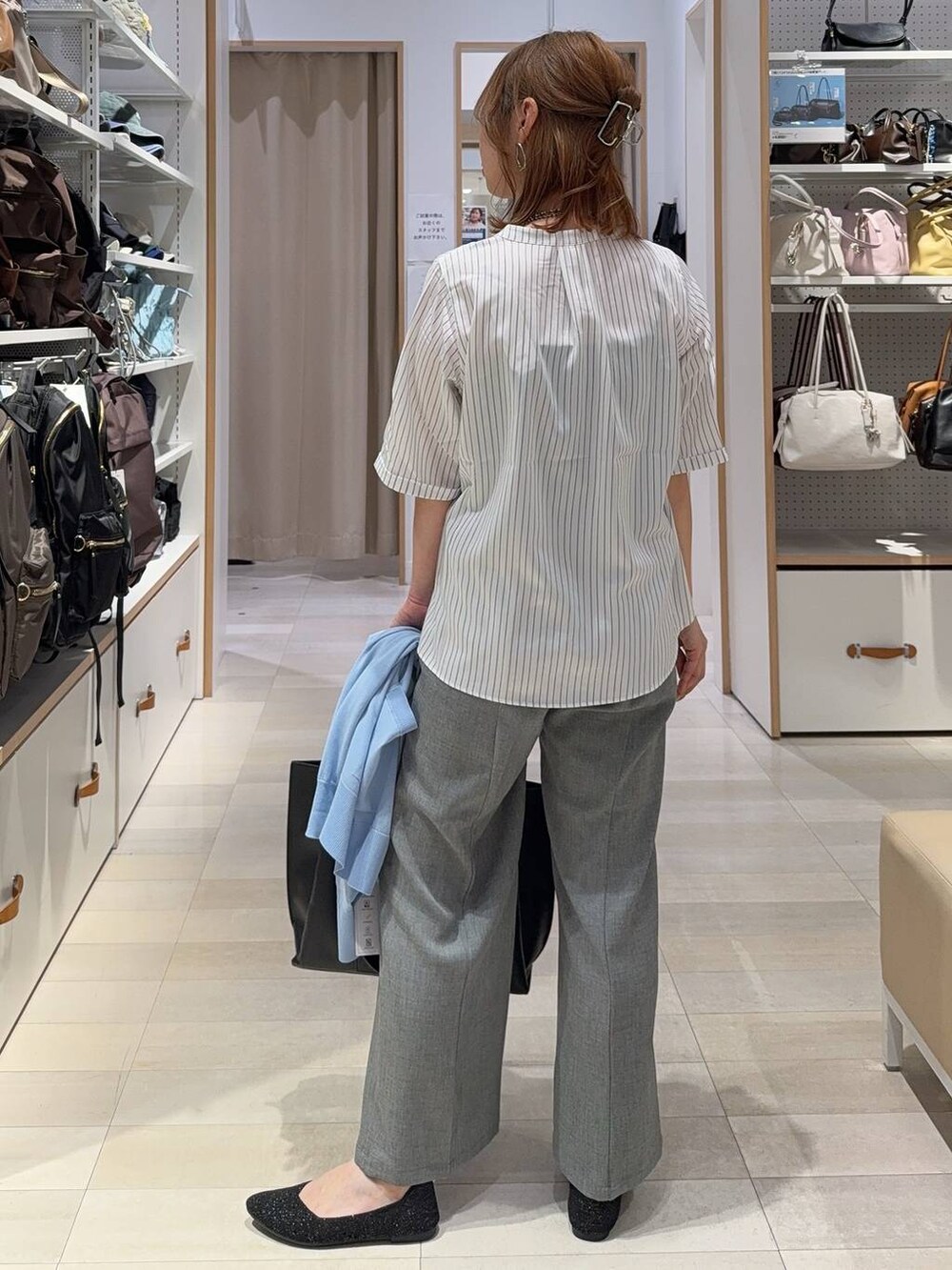 ブラック系のトートバッグ、グレー系のその他パンツ、ホワイト系のシャツ/ブラウスを着用したレディースの春コーディネートの7枚目の写真