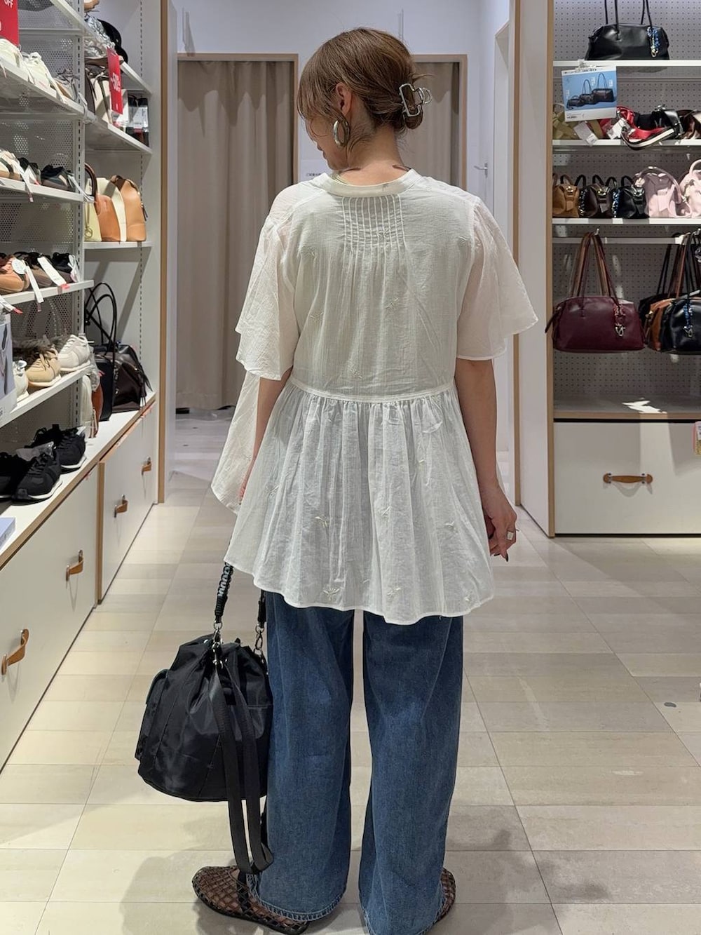 ブルー系のデニムパンツ、イエロー系のタンクトップ、ホワイト系のシャツ/ブラウスを着用したレディースの夏コーディネートの6枚目の写真