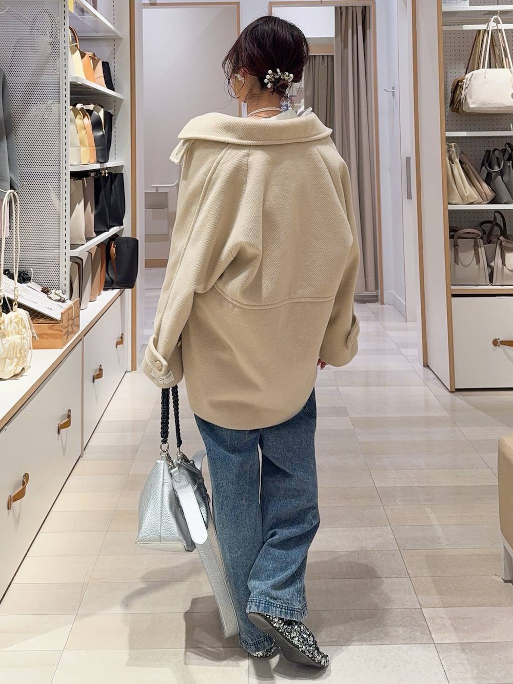 ホワイト系のシャツ/ブラウス、ホワイト系のステンカラーコート、イエロー系のカーディガン/ボレロを着用したレディースの冬コーディネートの7枚目の写真