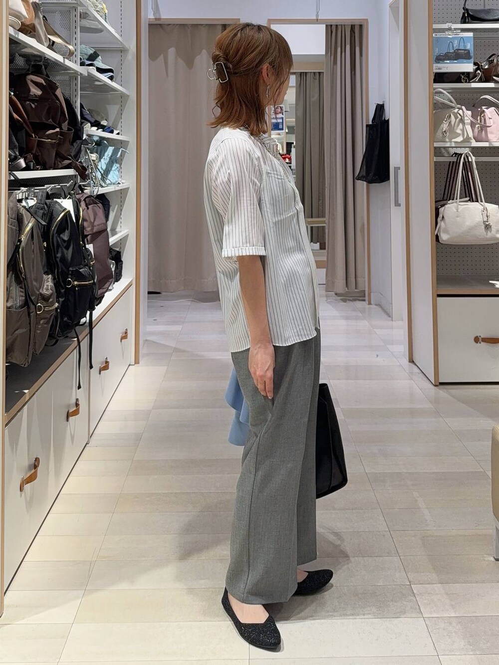 ブラック系のトートバッグ、グレー系のその他パンツ、ホワイト系のシャツ/ブラウスを着用したレディースの春コーディネートの6枚目の写真
