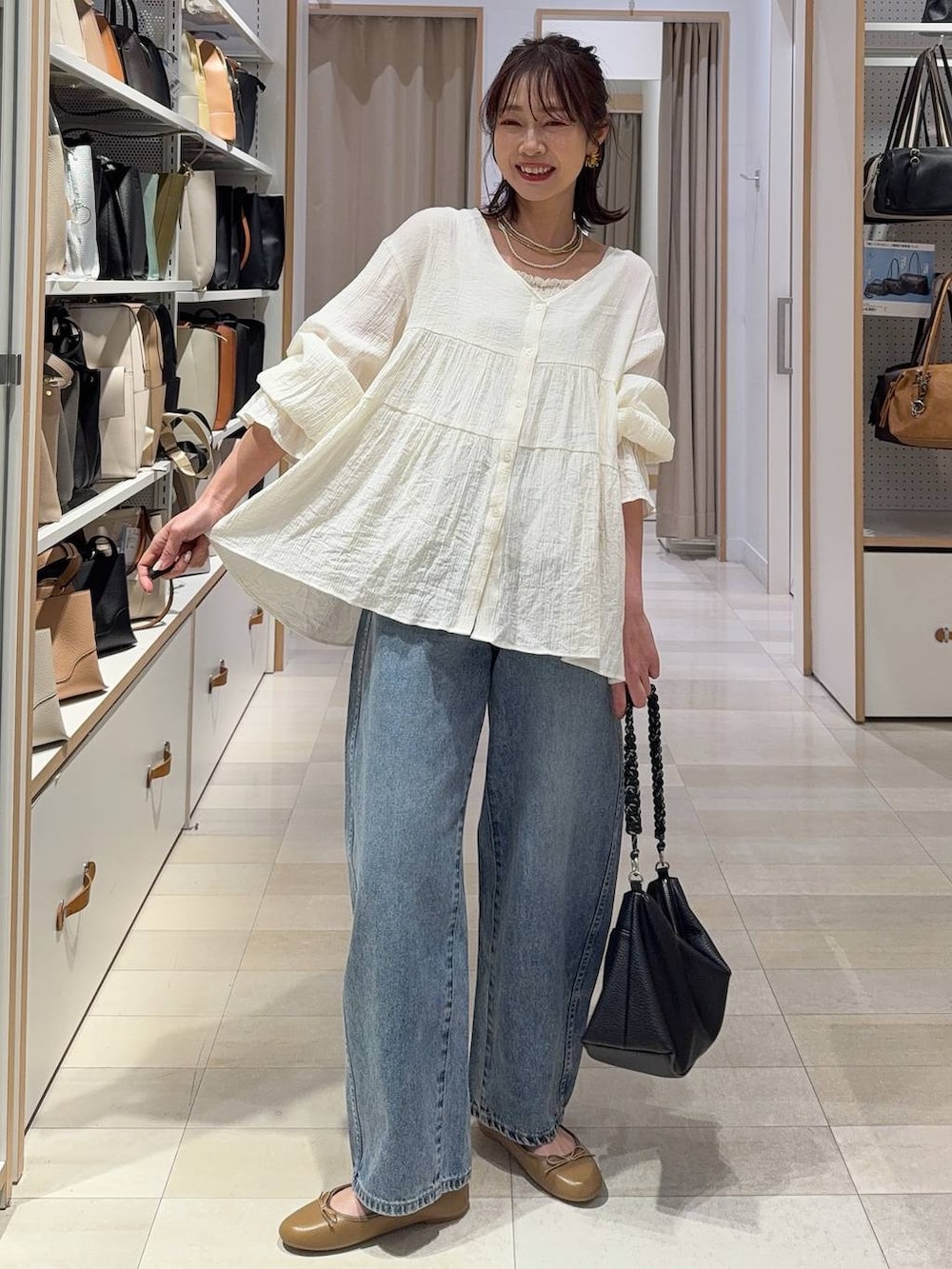 その他のパンプス、ブラウン系のボストンバッグ、ブラウン系のその他パンツを着用したレディースの春コーディネートの2枚目の写真