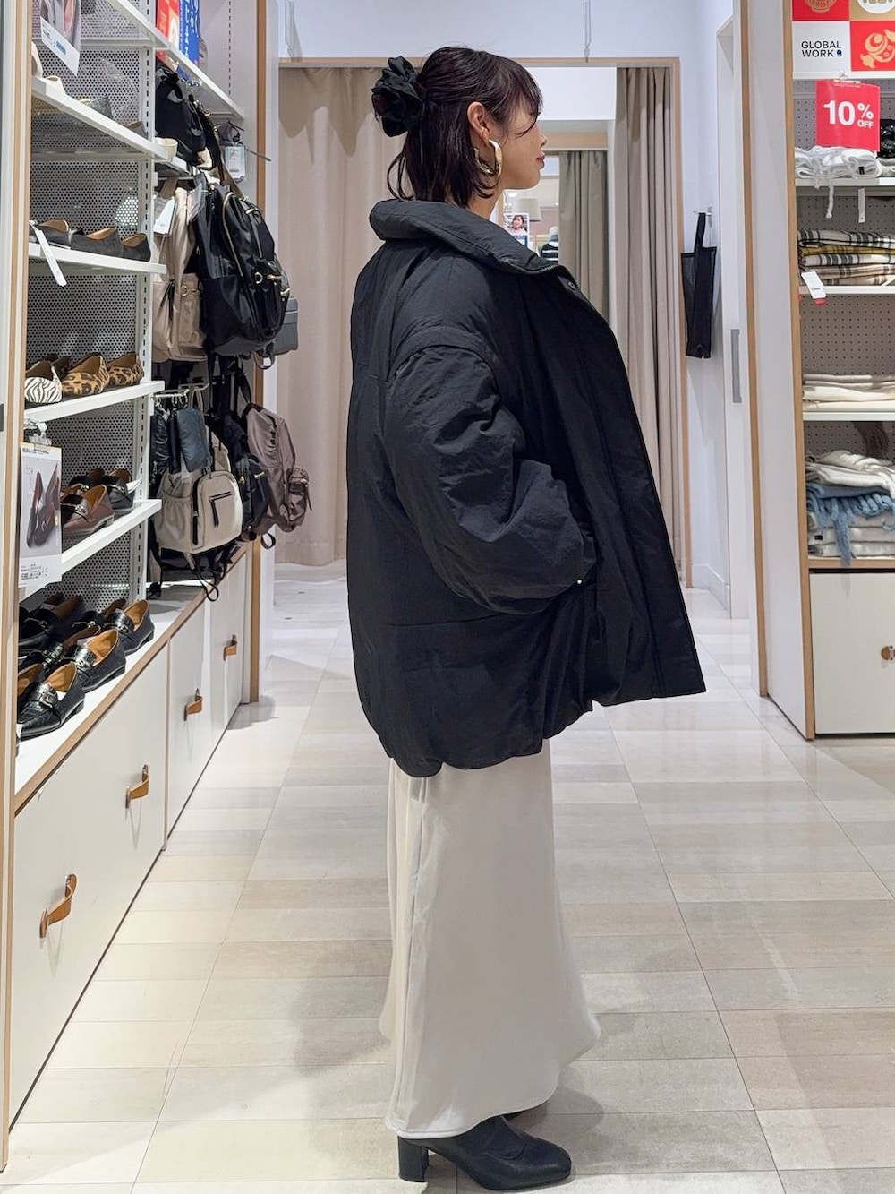 ブラック系のその他アウター、ブラック系のブーツ、グレー系のスカートを着用したレディースの冬コーディネートの5枚目の写真