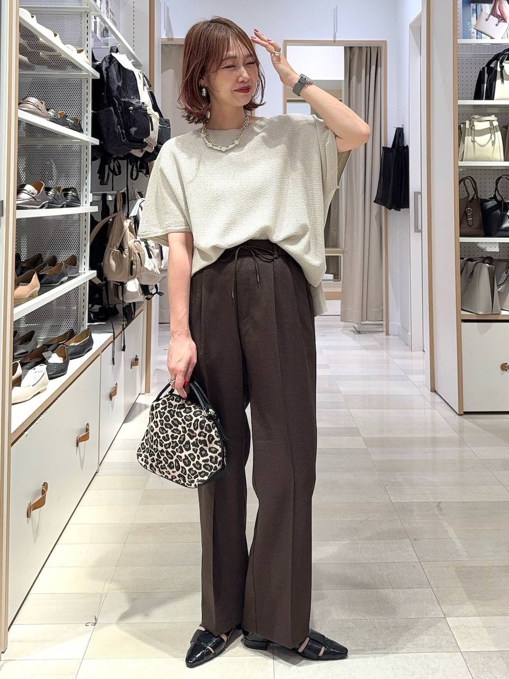「カジュアル、GLOBAL WORK、きれいめ、ベーシック/シンプル、着痩せ・細見え、ママコーデ、体型カバー」｜「GLOBAL WORKのMATINEE LINE/リネンライクイージーストレートパンツ/495644（その他パンツ、ブラウン系）」を使った、せこ子さん（レディース・159cm）の夏コーディネートの3枚目の写真