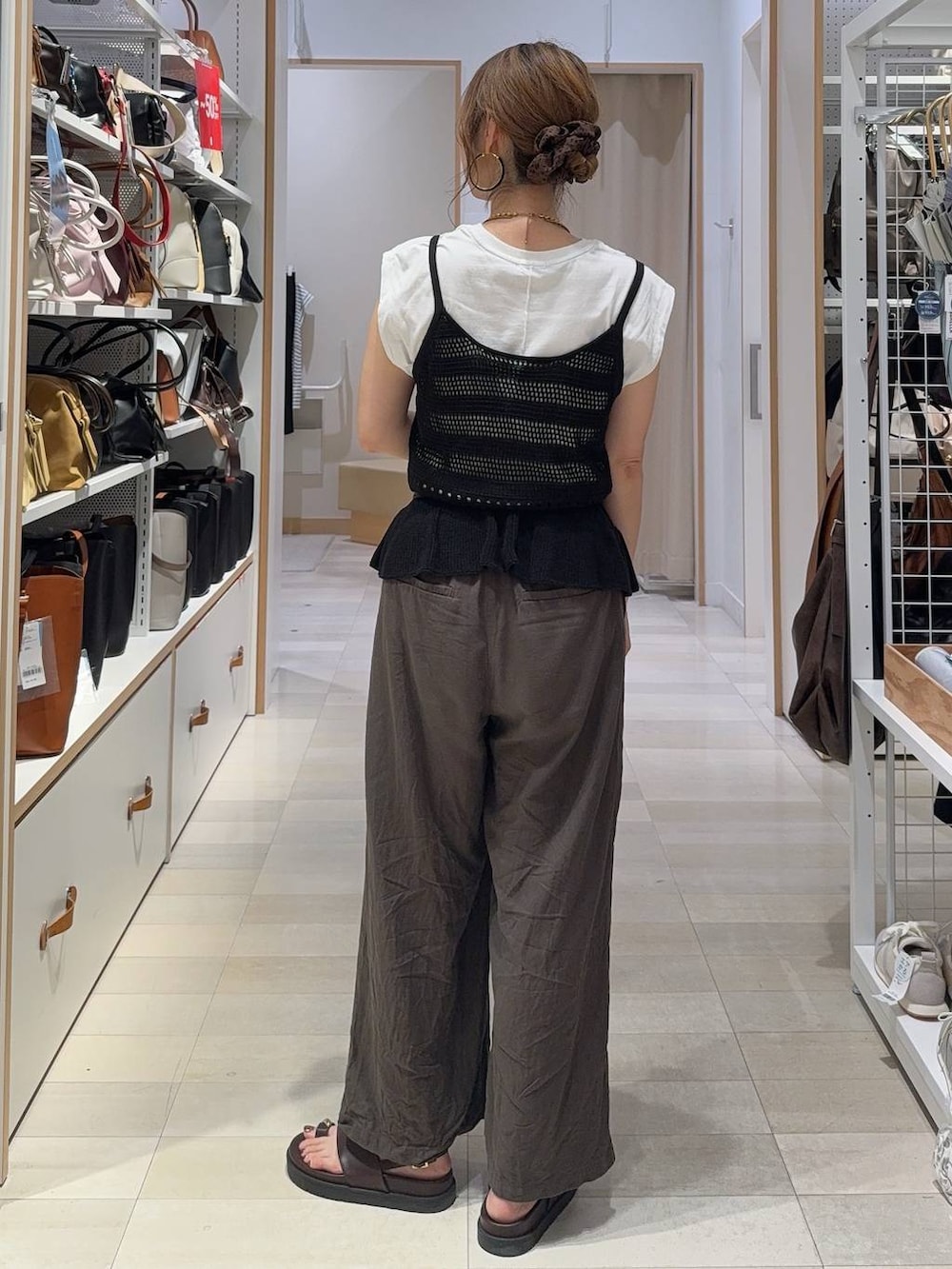 ホワイト系のTシャツ/カットソー、ブラウン系のその他パンツ、ブラウン系のサンダルを着用したレディースの夏コーディネートの6枚目の写真