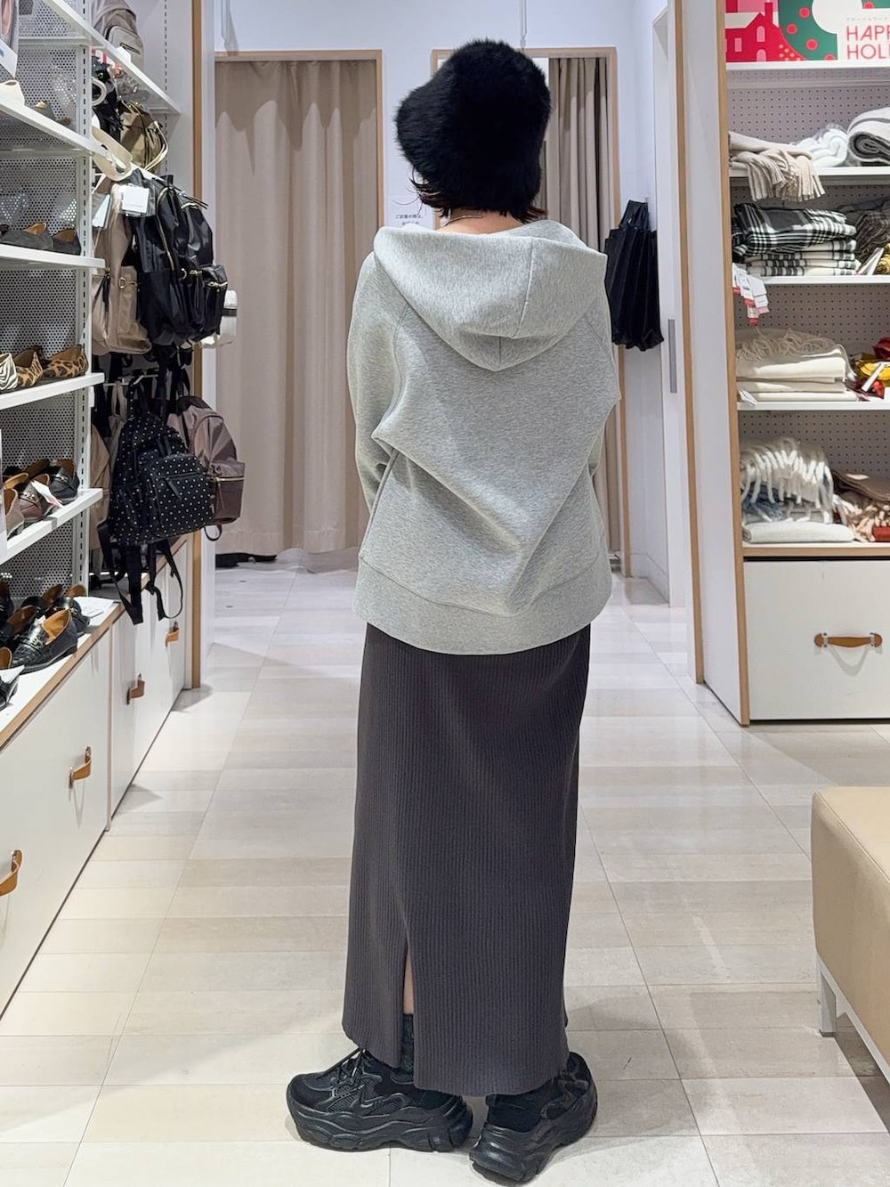 ホワイト系のブルゾン、ブラック系のスニーカー、ホワイト系のTシャツ/カットソーを着用したレディースの冬コーディネートの8枚目の写真