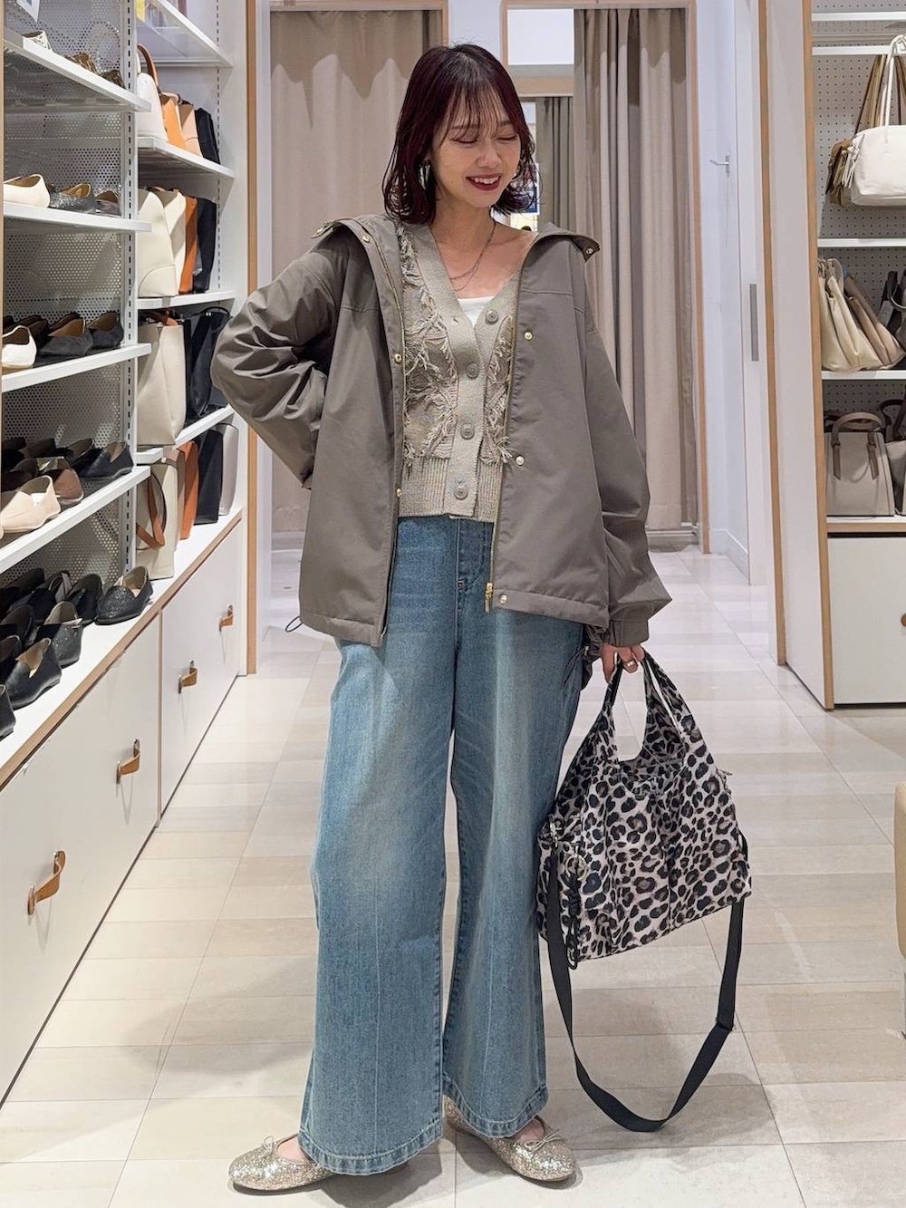 ブラック系のバレエシューズ、その他のトートバッグ、ブルー系のデニムパンツを着用したレディースの春コーディネートの2枚目の写真